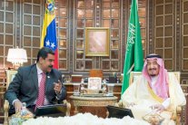 العاهل السعودي ورئيس فنزويلا يبحثان استقرار سوق البترول