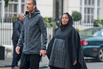 جانيت جاكسون بالحجاب في شوارع لندن