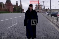 فنانة تتعرى طالبة يد بوتين