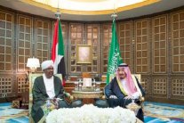 العاهل السعودي يعقد جلسة مباحثات مع رئيس السودان