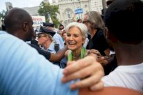 ثلاثة مرشحين يحاولون الخروج من ظل كلينتون وترامب