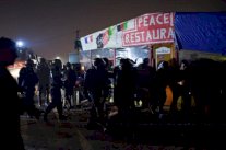 بدء عملية إزالة مخيم كاليه بعد إجلاء نحو ثلاثة آلاف مهاجر