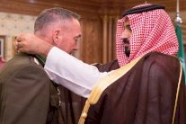 محمد بن سلمان يُقلّد دانفورد وسام الملك عبدالعزيز