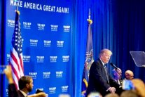 حملة ترامب تهاجم صحيفة عنصرية أعلنت دعمها له