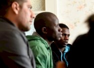 مهاجر سوداني يحقق حلمه بالعبور الى بريطانيا قبيل ازالة مخيم كاليه