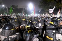 مواجهات عنيفة بين الشرطة ومتظاهرين اسلاميين في جاكرتا