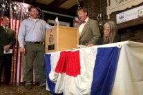 كلينتون تحقق أول فوز