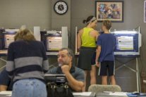 الناخبون المنقسمون يصوّتون في فلوريدا