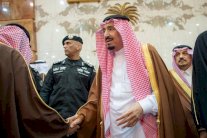 أمير قطر وملك البحرين في الرياض لتعزية الملك سلمان