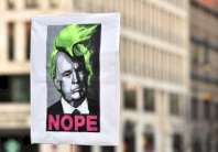 الديمقراطيون يلملمون أوراقهم بعد فوز ترامب