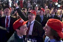 مناصرو ترامب يطالبونه بتنفيذ وعده بسجن كلينتون