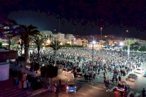 مسيرة بالشموع والورود تضامنا مع بائع السمك بالحسيمة