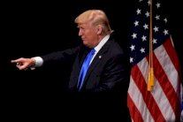 ترامب يتجاهل الرد على سؤال صحافي حول المسلمين