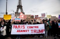 مئات من الاميركيين يتظاهرون في باريس ضد