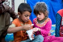 مسيحيون يعودون الى دير دمره داعش في شمال العراق