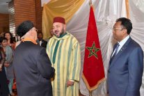 ملك المغرب يزور منفى جده ووالده في انتسيرابي بمدغشقر