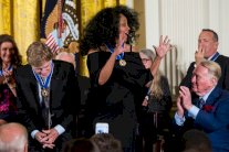 اوباما يغتنم حفل تقديم وسام الحرية لينتقد ترامب