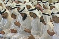 محمد بن راشد يؤدي صلاة الجنازة على قائد شرطة دبي