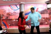 نيكولاس مادورو يرقص السالسا!