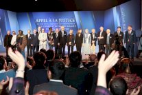 شخصيات دولية: الحل في سوريا بقطع