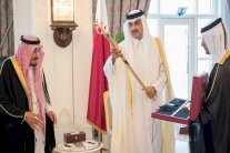 العاهل السعودي وأمير قطر يعقدان جلسة مباحثات