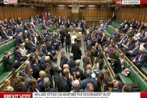 تيريزا ماي تنتصر... وهي في المنامة