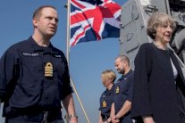 تيريزا ماي على متن 