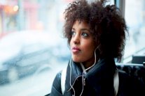 الموسيقى لا تشتت تركيز المرأة