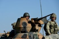 القوات التركية وفصائل سورية معارضة تدخل مدينة الباب في شمال سوريا