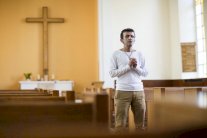 لاجئون مسلمون يتحولون إلى المسيحية