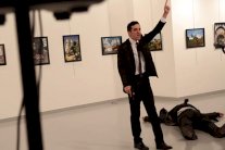 ولا تزال التقارير متضاربة عن انتماء قاتل السفير