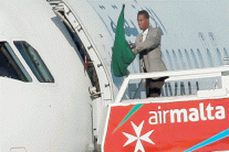 سيف الإسلام ينأى بنفسه عن الخاطفين