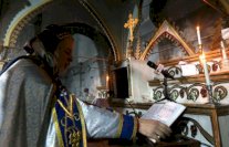 عراقيون مسيحيون يحتفلون بعيد الميلاد في برطلة بعد تحريرها