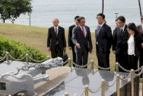 رئيس الوزراء الياباني يزور بيرل هاربر