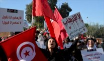 تونسيون يتظاهرون أمام البرلمان رفضًا لعودة