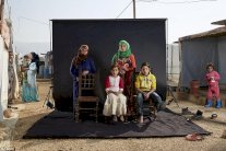 مصور بريطاني يلتقط صوراً للاجئين تاركاً فراغاً لمن فقدوهم