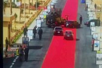 غضب في مصر بسبب فرش السجاد الأحمر لسيارات موكب السيسي