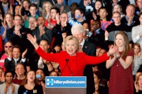 حملة كلينتون تعلن فوزها في آيوا