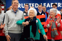 جيب بوش يستغيث بوالدته لإنعاش حملته الانتخابية 