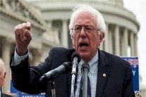 خطاب ساندرز يجذب الشباب ويطرح تحديًا لكلينتون