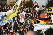 مساجد بريطانيا ترد على احتجاجات 