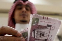 تحذيرات من خفض قيمة الريال السعودي