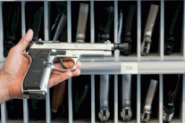 الألمان يقبلون على شراء الأسلحة غير القاتلة