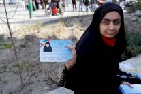 إيران: رجال دين يدعون لانتخاب المرشحين المعادين لواشنطن