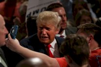 ترامب يأسف لتصريحات البابا فرنسيس بحقه ويعتبرها