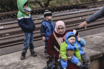 اللاجئون السوريون ضحية ابتزاز وترهيب المهرّبين