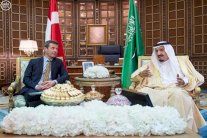العاهل السعودي يعقد جلسة مباحثات مع ولي عهد الدانمارك