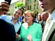 ميركل تريد إنقاذ اليونان من فوضى يتسبب بها لاجئون