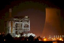 قتيل وثلاثة مفقودين في انهيار محطة حرارية مغلقة في بريطانيا