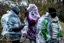 ايرانيون يخيطون شفاههم احتجاجا على ازالة مخيم كاليه